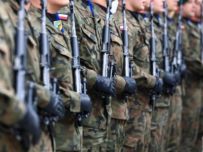 Pobór do armii? Polacy podzieleni niemal po połowie