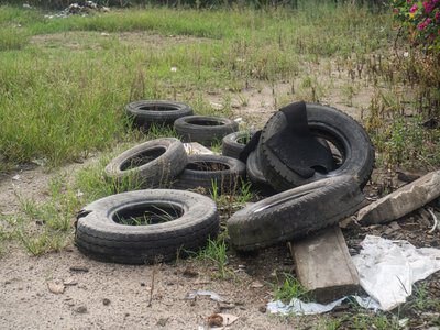 Stare opony mogą kosztować nawet 5 tys. zł. Uważaj, gdzie je wyrzucasz