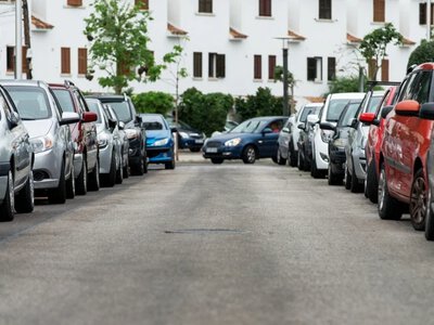 Parkowanie w miastach coraz trudniejsze. Do 2040 roku ma zniknąć tysiące miejsc