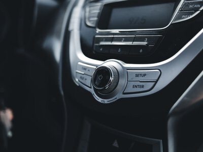 Kara za radio w samochodzie. W 2026 roku obowiązują konkretne stawki