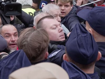 Szarpanina przed TK. Nagranie nie pozostawia złudzeń, co robił Piotr W.