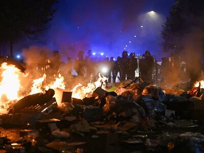 Paryż wprowadza godzinę policyjną. Demonstranci zwołują kolejne protesty