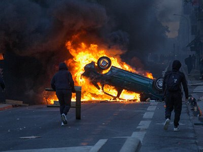 Godzina policyjna i zakaz demonstracji. Paryż gotowy też na stan wyjątkowy