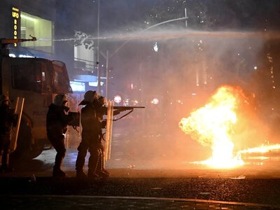 Koktajle Mołotowa poszły w ruch, policja odpowiedziała. Wrze na Bałkanach