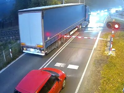 Zaskakująca scena na przejeździe kolejowym. Sekundy od przyjazdu pociągu