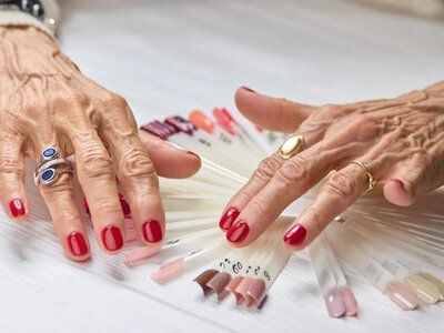 Ten manicure robi wielką różnicę po 60. Efekt widać od razu