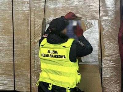 Przemyt na wielką skalę z Litwy. KAS ujawnia, co było w ciężarówce