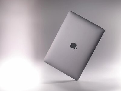 Lekki plecak, potężne możliwości. Testujemy MacBooka Air w realiach roku szkolnego