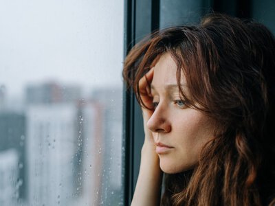Jesienny spadek nastroju może przerodzić się w depresję. Tych sygnałów nie możesz ignorować [WYJAŚNIAMY]