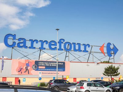 Sklepy Carrefoura zniszczone podczas protestów we Francji. Sieć obniża prognozy finansowe