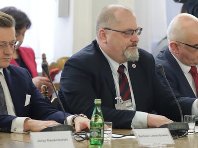 Prokurator wszedł obcemu mężczyźnie do łazienki, pijany sędzia wybił sobie zęby. PiS by to wykorzystał