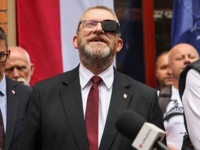 Poseł KO wskazuje na prezydenta: Ociepla Brauna swoim urokiem