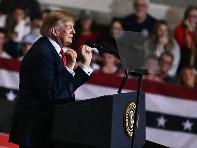 Zdrajca! Trump obrażony na własnym wiecu. Doszło do rękoczynów