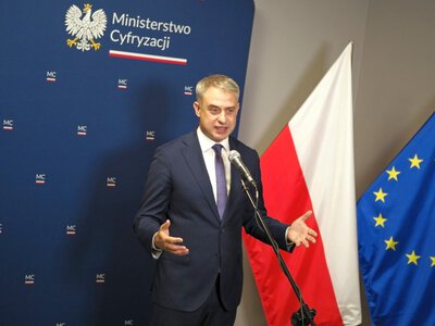 Rząd ma dość fałszywek na Facebooku. Każe zatrudnić Polaków