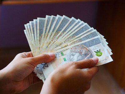 Rodzice dali córce 500 tys. zł. Skarbówka chce podatku. Oto powód