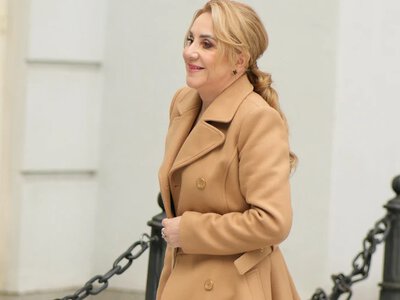 Karmelowy płaszcz wraca każdej jesieni. Wiemy, z czym go nosić
