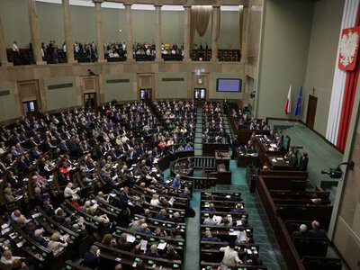 Sejm zdecydował ws. dwukadencyjności. Protesty kobiet: Czerwona kartka za aborcję [NA POCZĄTEK DNIA]