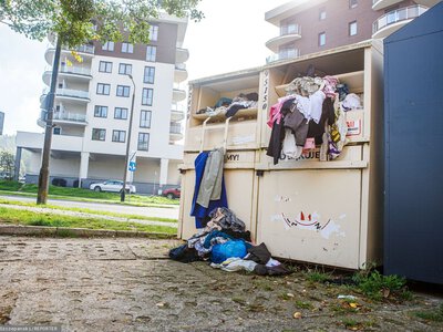 Kłopoty ze zbiórką tekstyliów. Piętrzą się worki pod kontenerami