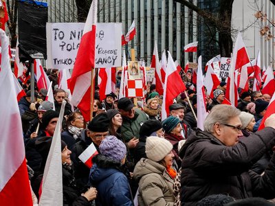 Chciał podpalić namioty pod TK i groził Sakiewiczowi. 73-latek zatrzymany