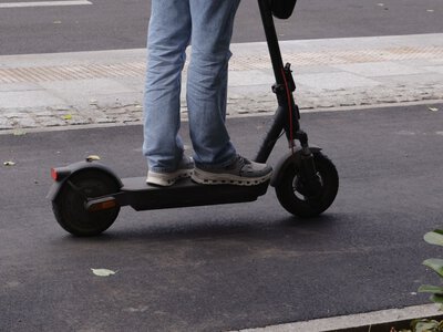 Pędził hulajnogą elektryczną 50 km/h. Oto wysokość mandatu
