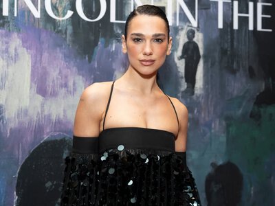 Błysk cekinów, odważny fason. Dua Lipa zaskoczyła w operze