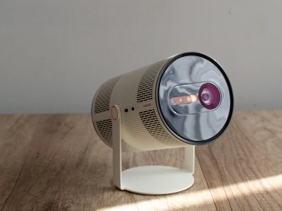 Projektor, który sam ogarnia ścianę. Samsung The Freestyle+ - recenzja