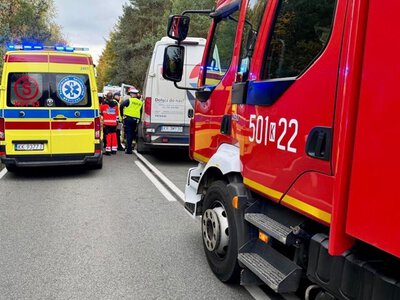 Bus pasażerski zderzył się z dostawczakiem. Nie żyje 60-letnia kierująca