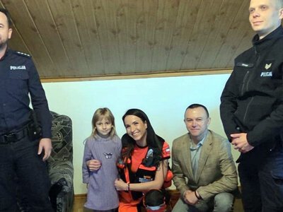 5-letnia Sara pomogła nieprzytomnej matce. Dostała prezent od policji