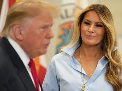 Rozpięty guzik i podwinięte rękawy. Melania Trump zachwyca u boku męża