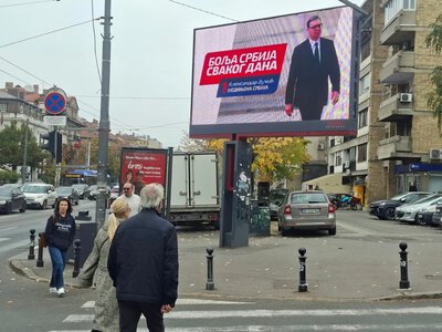 Przywódca z billboardu. Zalał europejską stolicę swoją twarzą