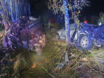 Auto wypadło na łuku z drogi. Kierowca uwięziony w zmiażdżonym wnętrzu