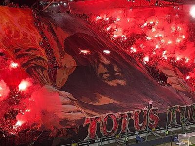 Oprawa Legii przed klasykiem z Lechem. Motto papieża na Żylecie oraz czerwone oczy z rac