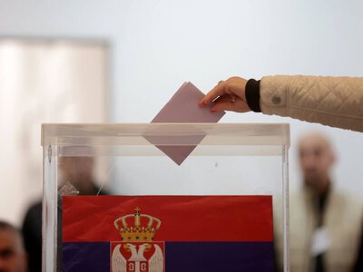 Serbowie wybierali parlament. Niespokojny wieczór w Belgradzie