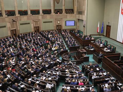 Sześć partii w Sejmie i zdecydowany lider. Sondaż dla TVP Info i „19.30”