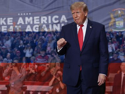 Romans z Rosją miał pomóc Trumpowi w USA. Sondaże pokazują co innego