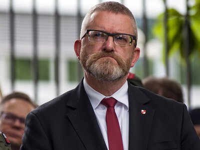 Są zarzuty dla Grzegorza Brauna. Chodzi o wtargnięcie do szpitala
