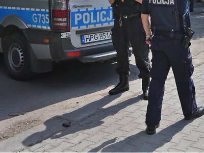 Martwy mężczyzna na przejściu dla pieszych. Miał rany szyi i klatki piersiowej