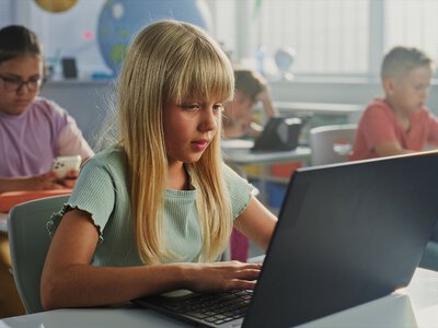 „Uczeń, dane osobowe, technologia”. Jak budować odporną cyfrowo szkołę?