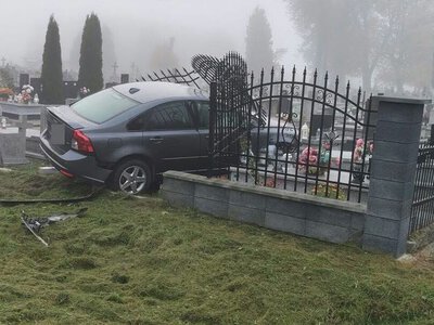 Niebezpieczny incydent przy cmentarzu. Kierowca staranował ogrodzenie