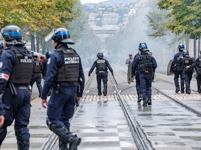 Cisza przed burzą we Francji. Drżą przed nową falą agresji, niesie się apel