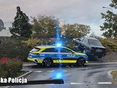 Policjanci zastali niecodzienny widok. BMW na środku ronda