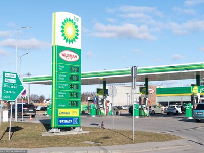Wysyp ofert pracy na stacjach BP. Tyle zarabiają kasjerzy na rękę