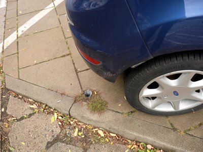 Masz takiego SUV-a? Na chodniku lepiej nim nie parkuj. Nawet gdy jest miejsce