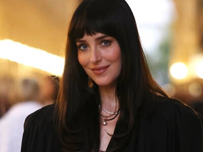 Gucci bangs podbijają salony. Komu pasuje fryzura Dakoty Johnson?