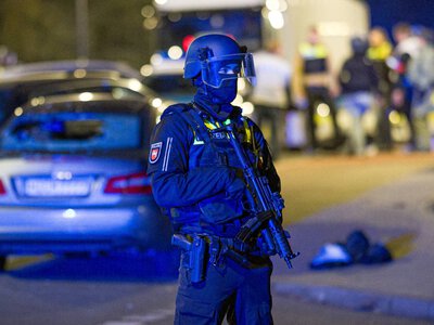 Auto staranowało grupę ludzi w Niemczech. Policja otworzyła ogień. Sprawcy wciąż na wolności