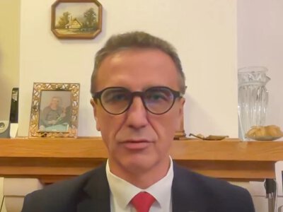 Poseł czyta z okularów, a Chińczycy słuchają. Jest afera o gadżet Jarosława Sachajki