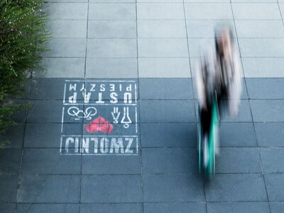 Uderzają w hulajnogi elektryczne. Czy będzie nowy znak drogowy?