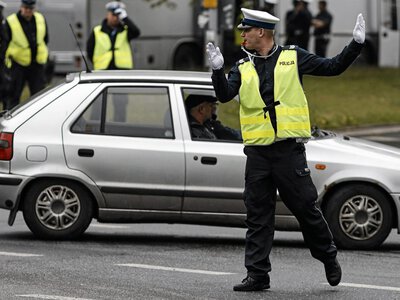 Przed 1 listopada policja przypomina zasady. Te gesty musi znać każdy kierowca i pieszy