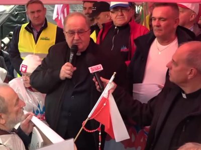 Rydzyk wśród protestujących przed TK. Jest świat, ale jest i Polska