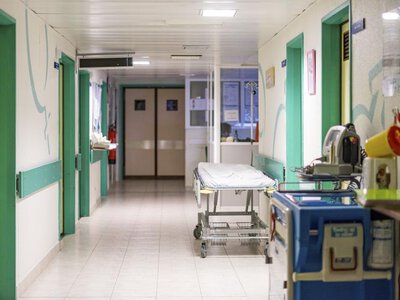 Więcej pacjentów, ale też milionowe zaległości. Szpitale czekają na pieniądze